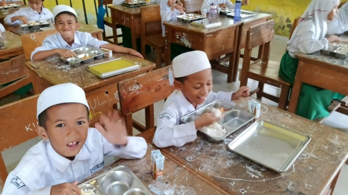 Siswa Siswi Nikmati Makanan Bergizi Gratis Di Dampingi Bapak Ibu Guru Dan Staf Siswa Siswi Nikmati Makanan Bergizi Gratis Di Dampingi Bapak Ibu Guru Dan Staf