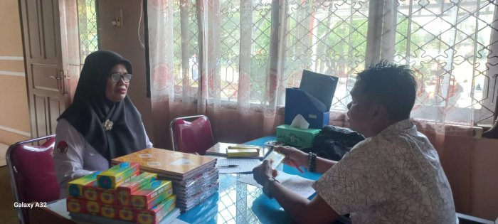 Dukung Kelancaran Pembelajaran, Kepala TU MAN 2 Bungo Serahkan ATK Mengajar kepada Waka Sarpras Dukung Kelancaran Pembelajaran, Kepala TU MAN 2 Bungo Serahkan ATK Mengajar kepada Waka Sarpras