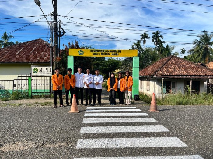 Langkah Kecil Berdampak Besar: Mahasiswa UNJA Hadiahkan Zebra Cross untuk Siswa Madrasah Langkah Kecil Berdampak Besar: Mahasiswa UNJA Hadiahkan Zebra Cross untuk Siswa Madrasah