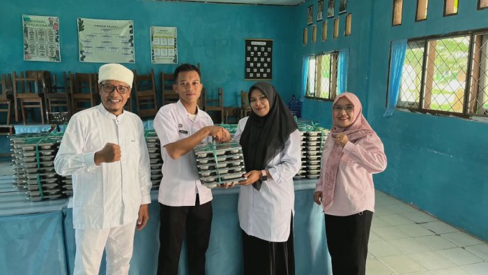 Program MBG Perdana di MAN 2 Bungo Disambut Meriah, Siswa dan Guru Rasakan Manfaatnya Program MBG Perdana di MAN 2 Bungo Disambut Meriah, Siswa dan Guru Rasakan Manfaatnya