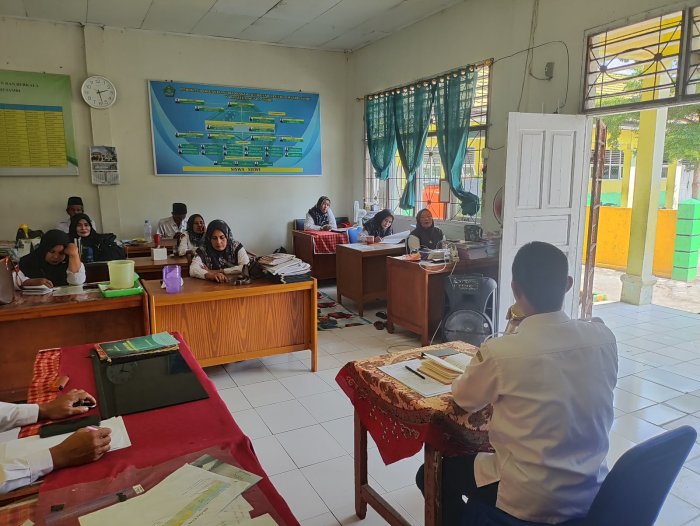 Matangkan Persiapan Perkemahan, Kepala MIN 1 Muaro Jambi Lukman Edi Pimpin Rapat Koordinasi Persami