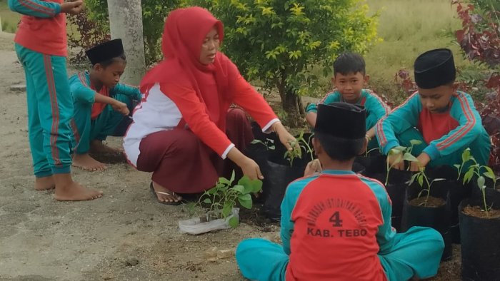Kelas 6A MIN 4 Tebo Kembangkan Kewirausahaan melalui Budidaya Cabai