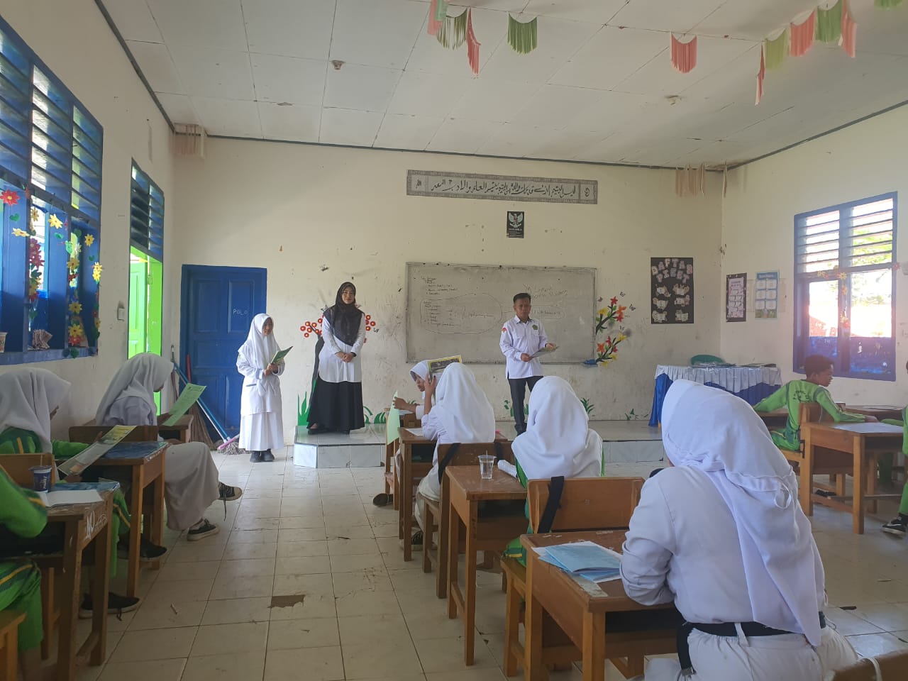 Kunjungan tim SPMB ke berbagai sekolah mendapat sambutan hangat dari para kepala sekolah, guru, dan siswa. Kunjungan tim SPMB ke berbagai sekolah mendapat sambutan hangat dari para kepala sekolah, guru, dan siswa.