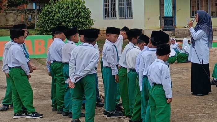 Pemeriksaan Kedisiplinan di MIN 4 Tebo Makin Ditingkatkan, Pelanggar Aturan Berpakaian Dapat Pembinaan Usai Upacara Pemeriksaan Kedisiplinan di MIN 4 Tebo Makin Ditingkatkan, Pelanggar Aturan Berpakaian Dapat Pembinaan Usai Upacara