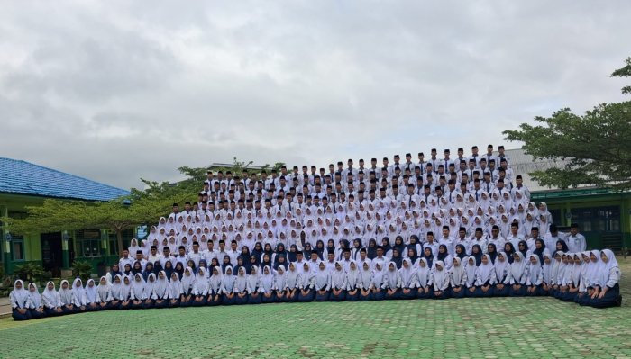 Momen Haru dan Ceria Warnai Pembuatan Foto dan Video Angkatan Kelas IX Tahun Pelajaran 2025/2026 .