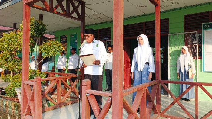 Amanat Pembina Upacara: Kepala MAN 2 Tanjab Barat Tekankan Disiplin dan Sikap Positif Jelang Kelulusan