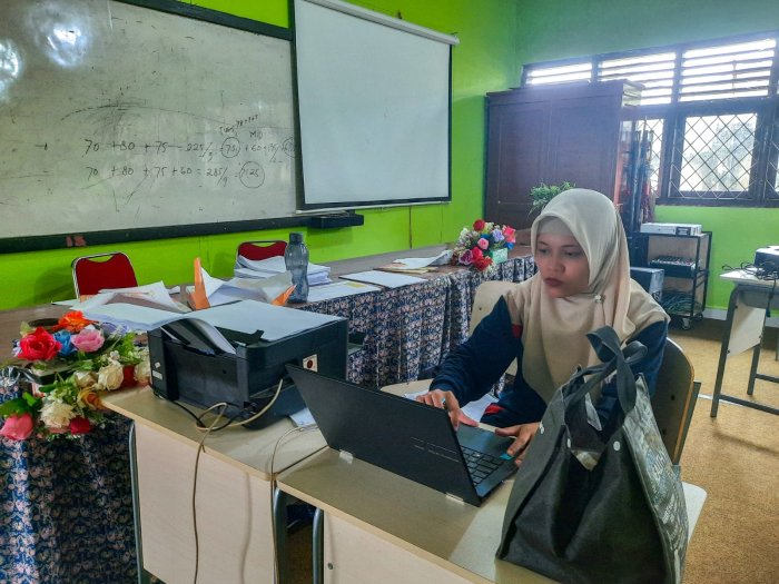 Jelang ASAS Ganjil 2025/2026: Sekretaris Panitia Tunjukkan Semangat Tinggi Dalam Menyiapkan Soal