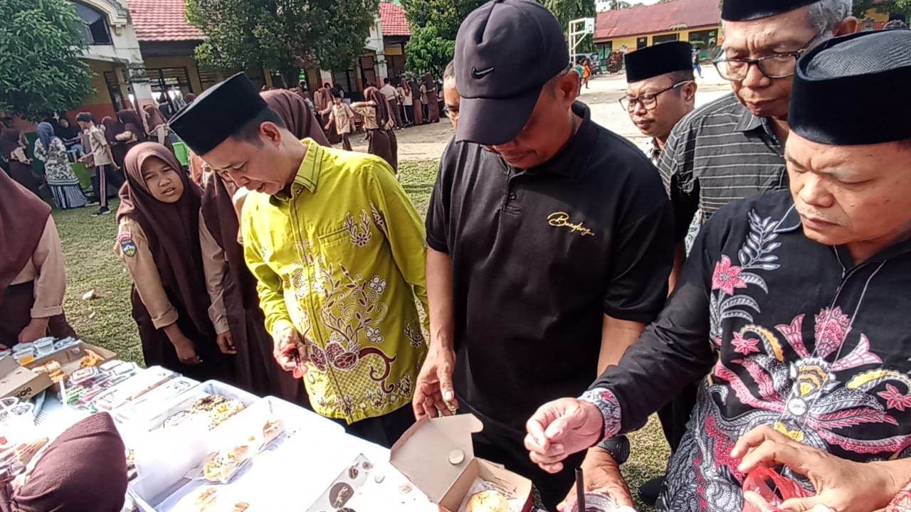SISWA MTsN BUNGO UNJUK KREATIVITAS DALAM BAZAR JAJANAN TAHUNAN SISWA MTsN BUNGO UNJUK KREATIVITAS DALAM BAZAR JAJANAN TAHUNAN