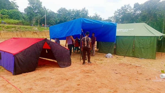 Guru MIN 4 Tebo Tunjukkan Kekompakan Dirikan Tenda di Bumi Perkemahan