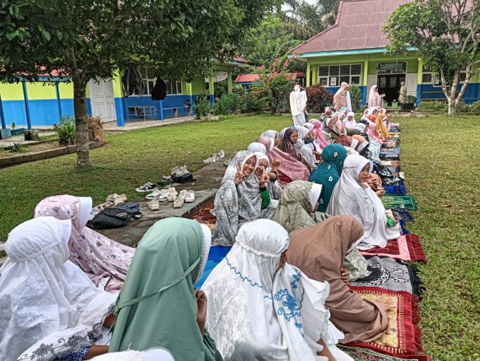 MTsN 5 Tebo Laksanakan Kegiatan Rutin Salat Dhuha Berjamaah di Lapangan Madrasah