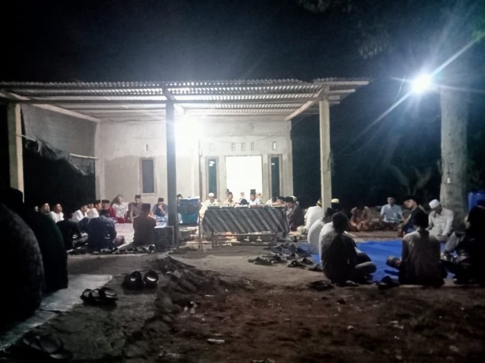 Wujud Empati dan Kebersamaan, Keluarga Besar MTsN 1 Batang Hari Hadiri Tahlil Malam Ke-3 Almarhumah Santhi Wahyuni
