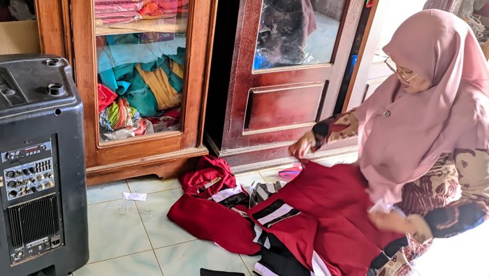 Guru MIN 4 Tebo Periksa Kelengkapan Seragam Marching Band Jelang Street Parade IDCA 2025