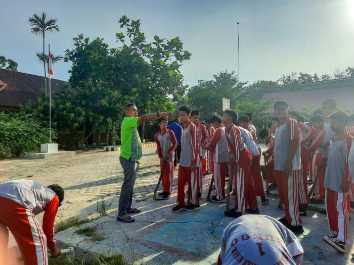 Gotong Royong Akbar Wujudkan Lingkungan Madrasah yang Bersih dan Nyaman Gotong Royong Akbar Wujudkan Lingkungan Madrasah yang Bersih dan Nyaman