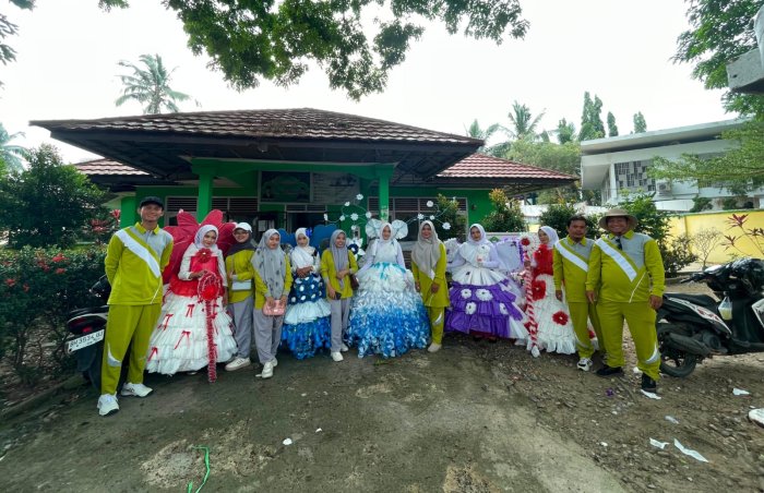 Semarak Pawai Pembangunan, Tim Kostum Karnaval MAN 2 Bungo Tampilkan Kreasi Memukau Semarak Pawai Pembangunan, Tim Kostum Karnaval MAN 2 Bungo Tampilkan Kreasi Memukau