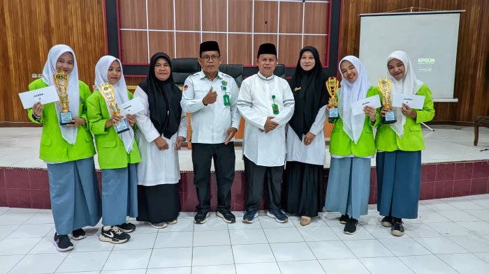 4 Siswa MAN 2 Bungo Menerima Piala Penghargaan Dari Kantor Kemenag Kabupaten Bungo 4 Siswa MAN 2 Bungo Menerima Piala Penghargaan Dari Kantor Kemenag Kabupaten Bungo