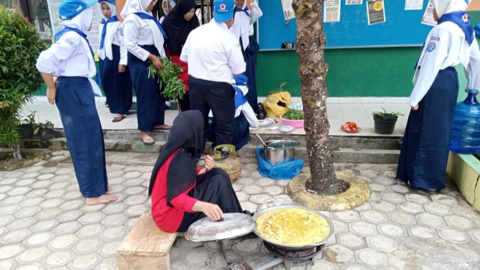 Anggota PMR MTsN 2 Bungo Adakan Masak Bersama di Lapangan Anggota PMR MTsN 2 Bungo Adakan Masak Bersama di Lapangan