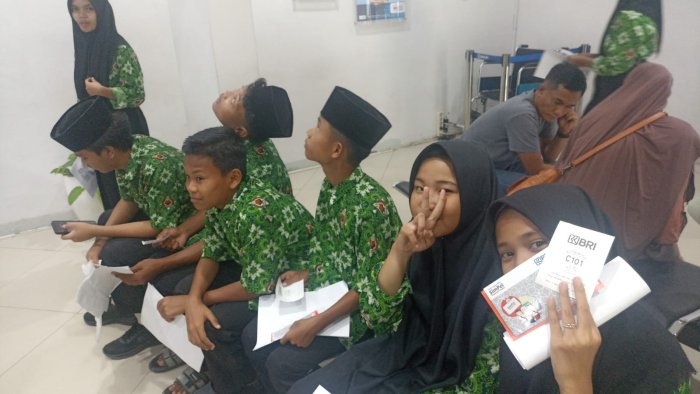 Siswa MTsN 2 Bungo Ambil Buku Rekening PIP di BRI Siswa MTsN 2 Bungo Ambil Buku Rekening PIP di BRI
