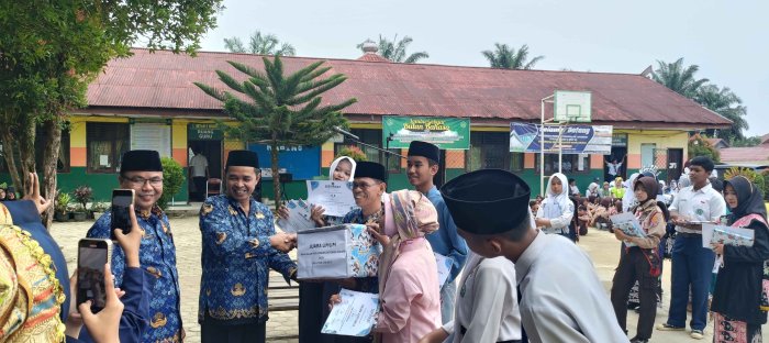 MTsN 2 Bungo Anugerahkan Juara Umum Oktober Kreatif 2025 MTsN 2 Bungo Anugerahkan Juara Umum Oktober Kreatif 2025