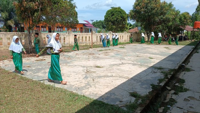 Ukur Lapangan dengan Langkah: Siswa 5B MIN 4 Tebo Pahami Konsep Keliling Segi Empat Secara Konkret