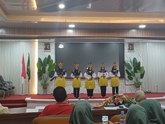 Ibu Hj. Mukhlisa, S.Pd.I Wakili MAN 2 Bungo dalam Paduan Suara HAB ke-80 Kemenag Provinsi Jambi Ibu Hj. Mukhlisa, S.Pd.I Wakili MAN 2 Bungo dalam Paduan Suara HAB ke-80 Kemenag Provinsi Jambi