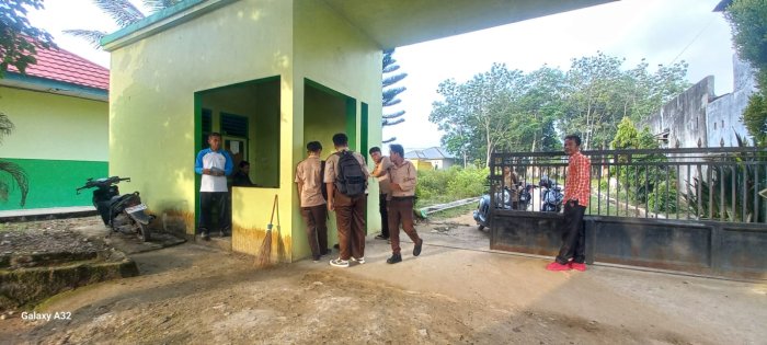 Terapkan Budaya 5S, Guru Piket MAN 2 Bungo Sambut Siswa dengan Penuh Kehangatan Terapkan Budaya 5S, Guru Piket MAN 2 Bungo Sambut Siswa dengan Penuh Kehangatan