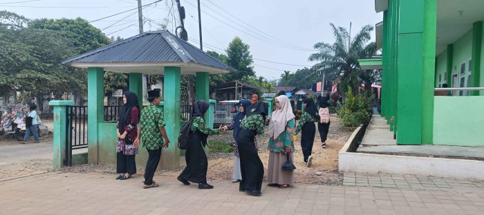 Guru MTsN 2 Bungo Sambut Siswa dengan Hangat di Pagi Hari