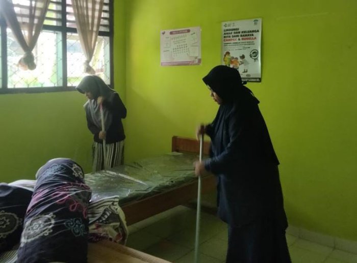 Pembina UKS Beserta Anggota UKS MAN 2 Bungo Gelar Aksi Gontong Royong Bersihkan Ruang UKS Pembina UKS Beserta Anggota UKS MAN 2 Bungo Gelar Aksi Gontong Royong Bersihkan Ruang UKS