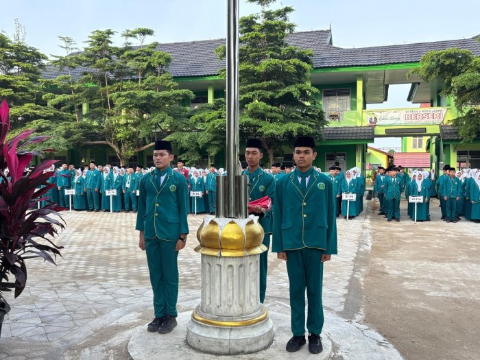 Upacara Bendera Awali Pekan, MAN 2 Kota Jambi Teguhkan Disiplin dan Semangat Belajar Siswa Upacara Bendera Awali Pekan, MAN 2 Kota Jambi Teguhkan Disiplin dan Semangat Belajar Siswa
