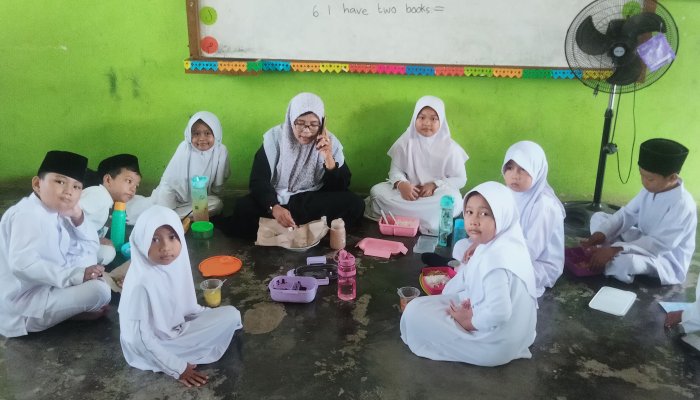 Wali Kelas di MIN 3 Tebo Anjurkan Siswa Bawa Bekal dari Rumah, Jaga Kesehatan dan Hemat Biaya Wali Kelas di MIN 3 Tebo Anjurkan Siswa Bawa Bekal dari Rumah, Jaga Kesehatan dan Hemat Biaya