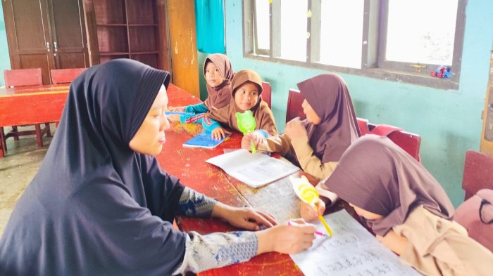 Selesai Pembelajaran, Guru MIN 4 Tebo Luangkan Waktu untuk Mengajar Ngaji Siswa Kurang Lancar