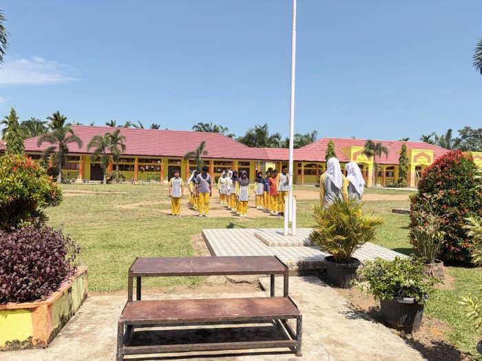 Latihan Perdana Upacara Bendera Kelas 7A Berjalan Sukses Latihan Perdana Upacara Bendera Kelas 7A Berjalan Sukses