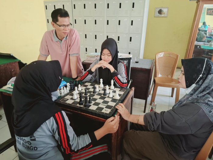 Jelang Kompetisi, Atlet Catur Putri MTsN 2 Bungo Intensifkan Latihan