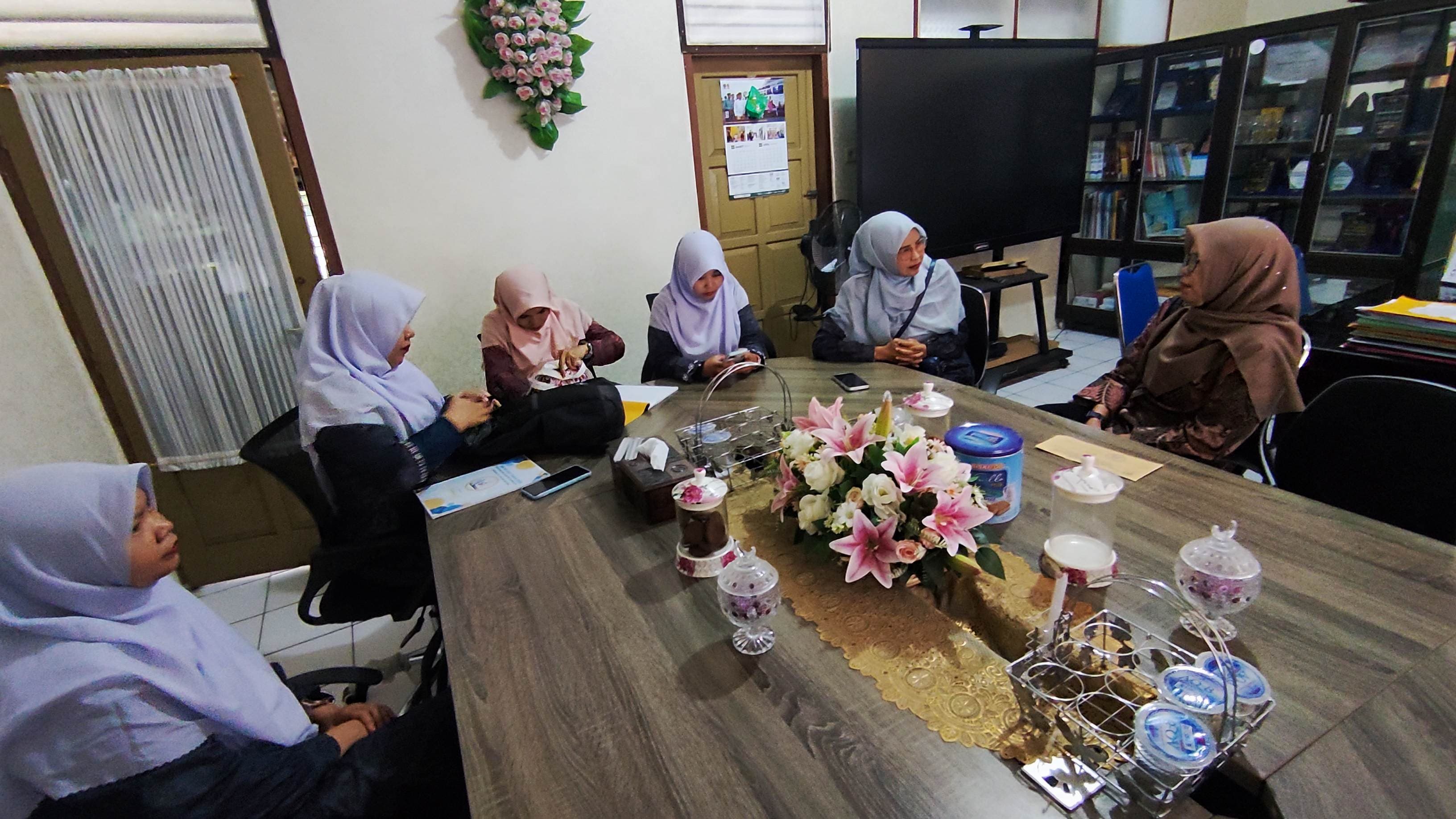 Perwakilan MAN 2 Kota Jambi Melakukan Kunjungan Studi Tiru ke SMA 10 Kota Jambi Bahas Kurikulum Nasional dan Penentuan Jurusan Fase F Perwakilan MAN 2 Kota Jambi Melakukan Kunjungan Studi Tiru ke SMA 10 Kota Jambi Bahas Kurikulum Nasional dan Penentuan Jurusan Fase F
