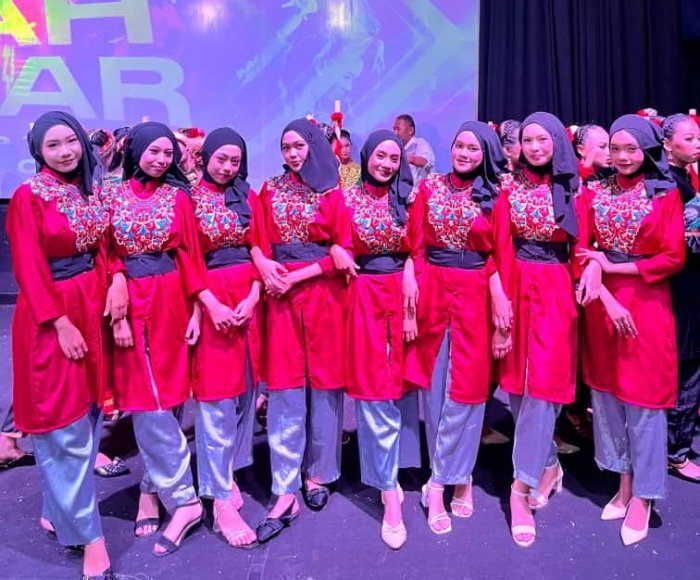 Rentak Regam MAN 2 Kota Jambi Tampilkan Tarian Ngebatik Penuh Filosofi di Taman Budaya Jambi Rentak Regam MAN 2 Kota Jambi Tampilkan Tarian Ngebatik Penuh Filosofi di Taman Budaya Jambi