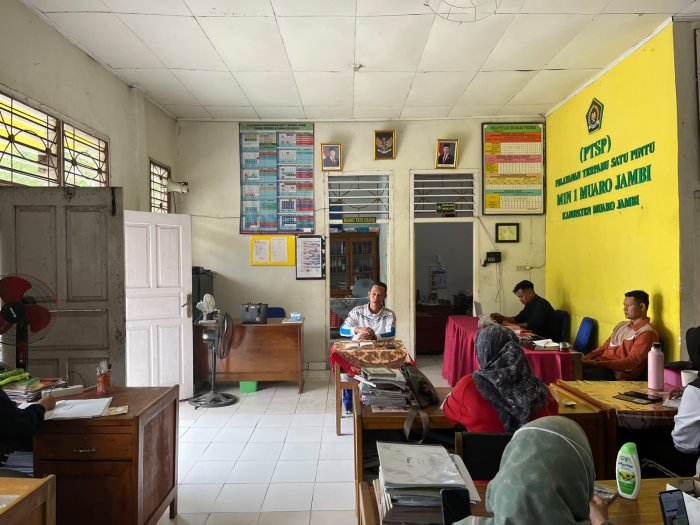 Tim Humas Dokumentasikan Rapat Rutin Membahas Persiapan KKG Di MIN 1 Muaro Jambi