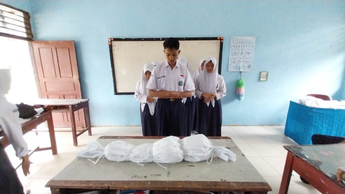 Siswa MTsN 2 Bungo Praktik Shalat Jenazah di Kelas Siswa MTsN 2 Bungo Praktik Shalat Jenazah di Kelas
