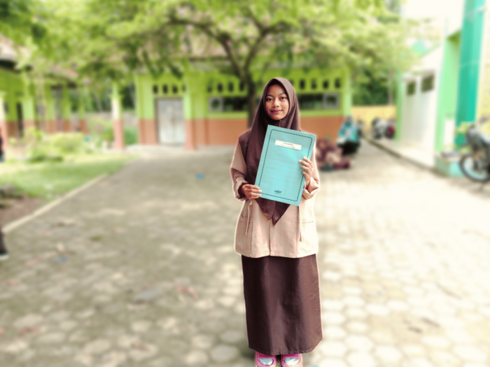Cilla Aprilia Raih Peringkat Terbaik Kelas IX A pada Pembagian Rapor PTS