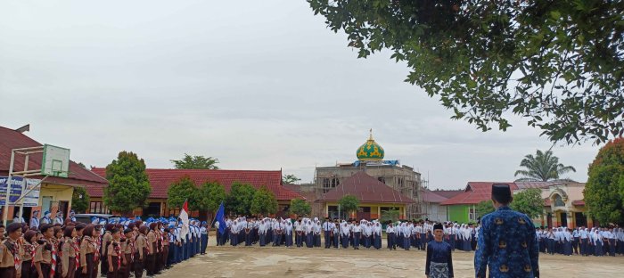 Kobarkan Semangat Persatuan, MTsN 2 Bungo Peringati Hari Sumpah Pemuda dengan Upacara Pengibaran Bendera
