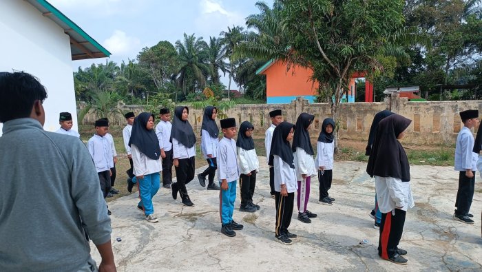 Latihan Paskibra HUT RI Dimulai, Murid MIN 4 Tebo Jalani Pembinaan Awal dari Pelatih Desa Latihan Paskibra HUT RI Dimulai, Murid MIN 4 Tebo Jalani Pembinaan Awal dari Pelatih Desa