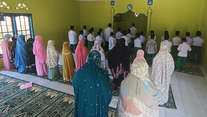 Shalat Dzuhur Berjamaah di MIN 4 Tebo Kembali Terlaksana Setelah Sempat Vakum Shalat Dzuhur Berjamaah di MIN 4 Tebo Kembali Terlaksana Setelah Sempat Vakum