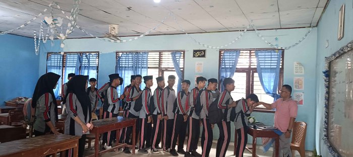 Budayakan Sopan Santun, Siswa MTsN 2 Bungo Rutin Lakukan Tradisi Salaman Sebelum Pulang Sekolah