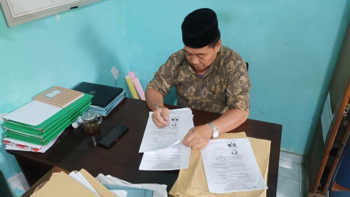 Guru MIN 4 Tebo Mulai Koreksi Hasil Asesmen Sumatif Akhir Semester