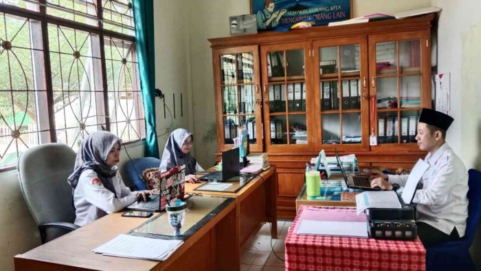 Staf Tata Usaha Min 1 Muaro Jambi Laksanakan Tugas Rutin Staf Tata Usaha Min 1 Muaro Jambi Laksanakan Tugas Rutin
