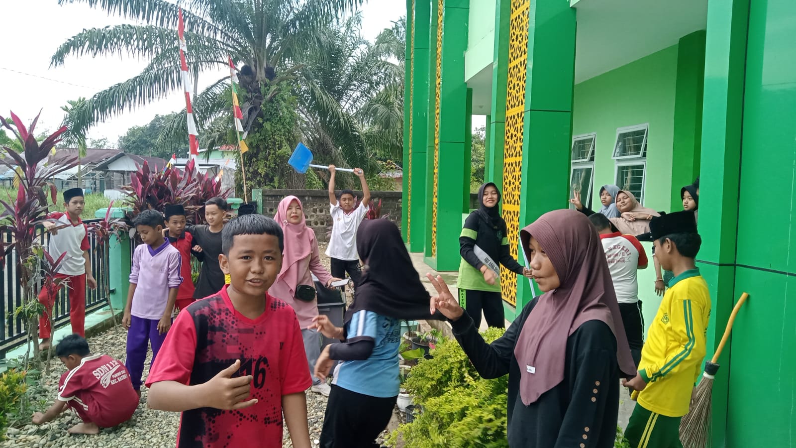 SEMANGGAT KEBERSAMAAN GONTONG ROYONG SATUKAN WARGA MTsN 2 BUNGO SEMANGGAT KEBERSAMAAN GONTONG ROYONG SATUKAN WARGA MTsN 2 BUNGO