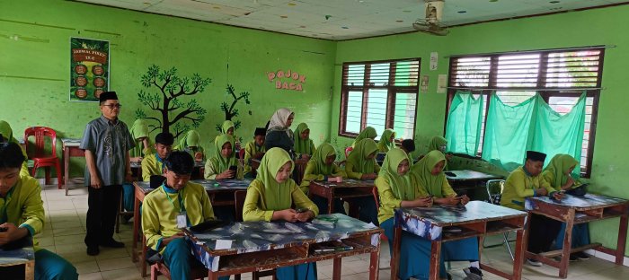 Ketua Panitia Turun Langsung, Pastikan UM Hari Ke-5 di MTsN 2 Bungo Berjalan Tanpa Kendala