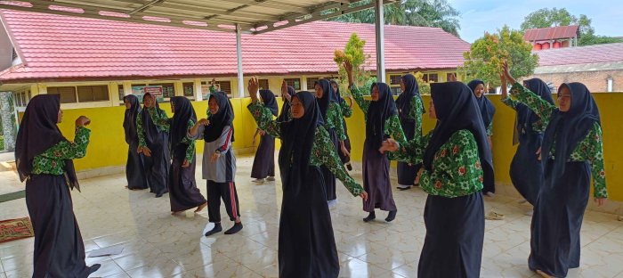 Kreatif dan Kompak, Siswa VIII D Siapkan Tari Spesial untuk Hari Guru Nasional Kreatif dan Kompak, Siswa VIII D Siapkan Tari Spesial untuk Hari Guru Nasional