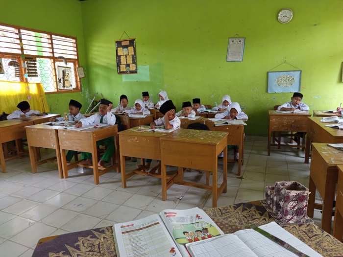 Antusias Tinggi, Siswa Kelas 3a Tetap Semangat Belajar Meski Cuaca Mendung