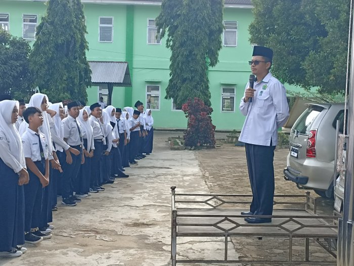 Tingkatkan Kedisiplinan, Waka Kurikulum MTsN 2 Bungo Berikan Arahan Khusus Sebelum KBM Tingkatkan Kedisiplinan, Waka Kurikulum MTsN 2 Bungo Berikan Arahan Khusus Sebelum KBM