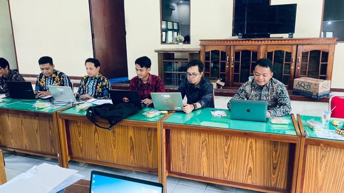 Kepala Madrasah Apresiasi Kinerja Tim IT dan Panitia Kepala Madrasah Apresiasi Kinerja Tim IT dan Panitia