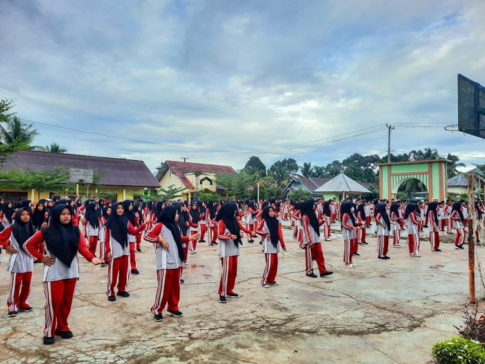 Remaja Putri MTsN 1 Bungo Antusias Ikuti Senam Sehat, Dukung Program TTD Rutin